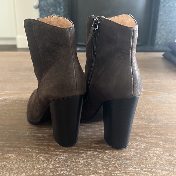 Brown boots - Picture 2 of 3